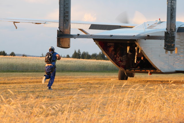 Gerade noch erwischt hat dieser Springer den Flieger vorm Start
