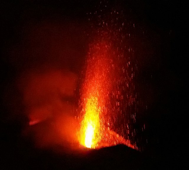 es zischt und rauscht, dann schießt die Lava bis 100 Meter in die Höhe.