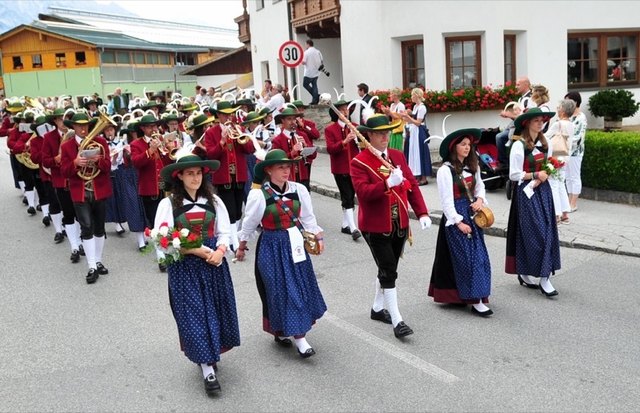Wenn die Kapellen durch die dörflichen Straßen marschieren, kommen Blasmusikfreunde auf ihre Rechnung!