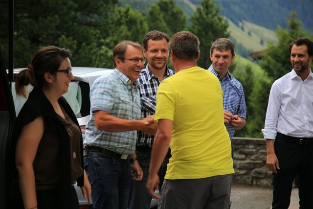 Beste Stimmung bei der Übergabe der Wandernahdeln durch die Bürgermeister und LA Florian Riedl | Foto: privat
