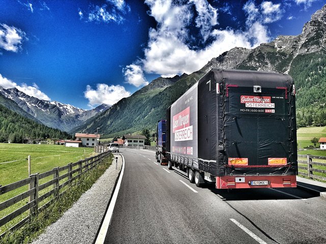 Das mobile ORF Studio auf Anfahrt in das Mühlendorf in Gschnitz in Tirol.