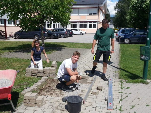 Pflasterausbesserungsarbeiten in der Gemeinde Obertrum: Claudia Bachinger, Alexander Czizsek und Jakob Übleis. | Foto: HTL Salzburg