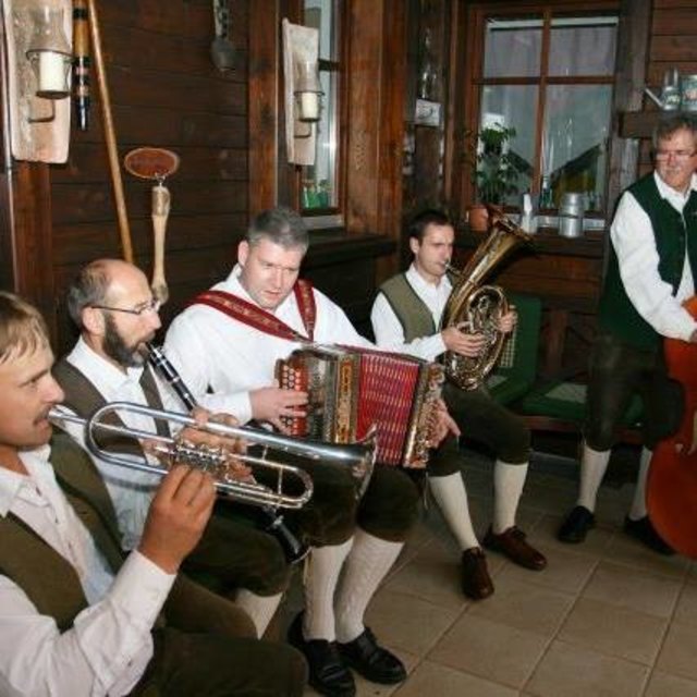 Die Wieselburger Tanzlmusi wird anlässlich ihres 25-jährigen Bestehens beim Frühschoppen im Schlosscafé Neubacher aufspielen.