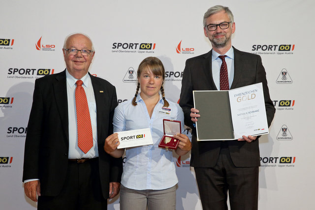 Langläuferin Nathalie Schwarz (SU Raika Zwettl) erhielt von LH-Stv. Michael Strugl und Präsident Herbert Offenberger (li.), dem derzeit Vorsitzenden der Landessportorganisation, das Landes-Sportehrenzeichen in Gold. | Foto: Land OÖ/Kauder