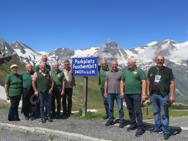 Gruppenfoto inmitten einer traumhaften Kulisse: die Oldtimer-Crew rund um Franz Fleischhacker (ganz hinten links)
