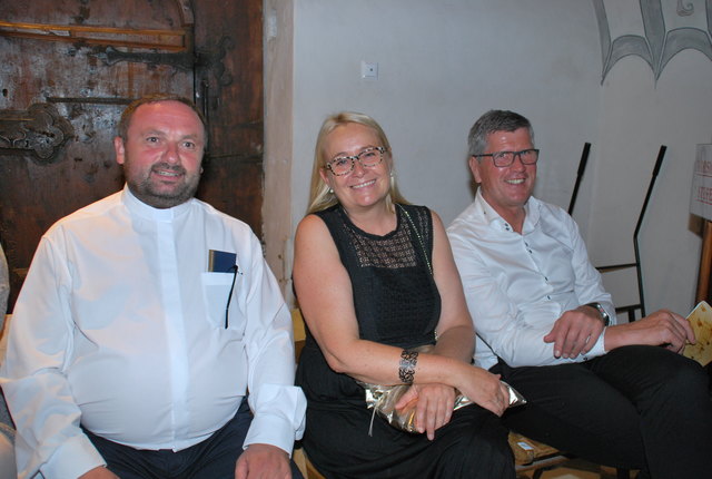 Pater Slawomir Czulak mit Elfriede Kleinfercher und Hak-Direktor Erwin Theuermann