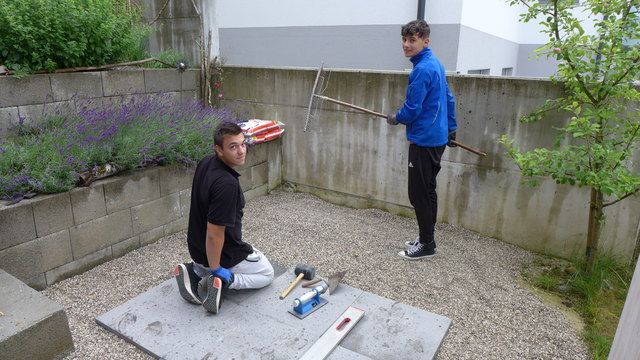Von den HTL- Schülern wurden beispielsweise Garten- oder Pflasterarbeiten übernommen. | Foto: Krallinger