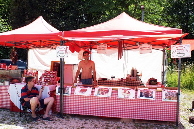 Kulinarische Köstlichkeiten an einem der zahlreichen Stände beim Markt.