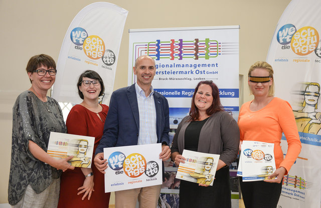 Das Team des Regionalmanagements: Doris Haider, Lisa Neumann, Geschäftsführer Jochen Werderitsch, Projektleiterin Bianca Klapfer und Regionsikone Stella Steel (Jugendmanagerin Valerie Böckel) (v.l.). | Foto: Kastner&Partner