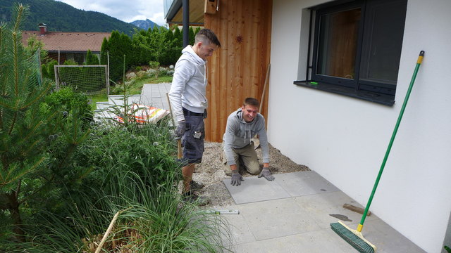 Von den HTL- Schülern wurden beispielsweise Garten- oder Pflasterarbeiten übernommen. | Foto: Krallinger