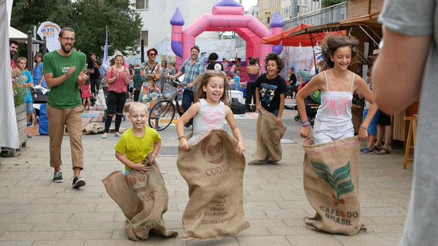 Bei der Sackhüpf-WM waren die Kids mit Feuereifer dabei. | Foto: Artivive