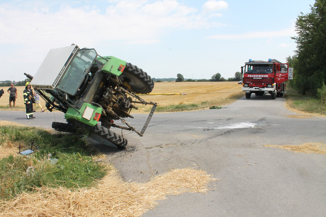 Durch die Zugkraft der Seilwinde des Rüstlöschfahrzeugs der Feuerwehr konnte der Traktor aufgerichtet werden