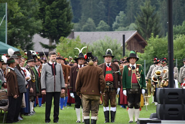 Bürgermeister Hannes Juffinger, LA Alois Margreiter, Bundesminister Andrä Rupprechter und Landeskommandant Fritz Tiefenthaler (v.l.) bei der Feldmesse.