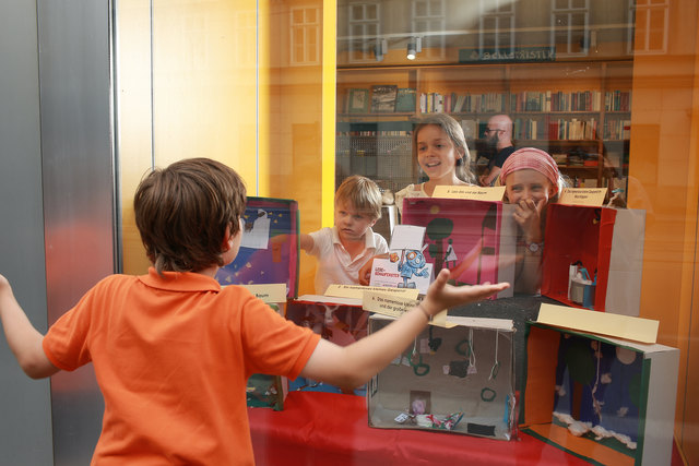 Noch bis Ende Juli ist die Auslage zum Buch "Das kleine Moorgespenst" auf der Wiedner Hauptstraße 13 zu sehen. | Foto: Katrin Bruder