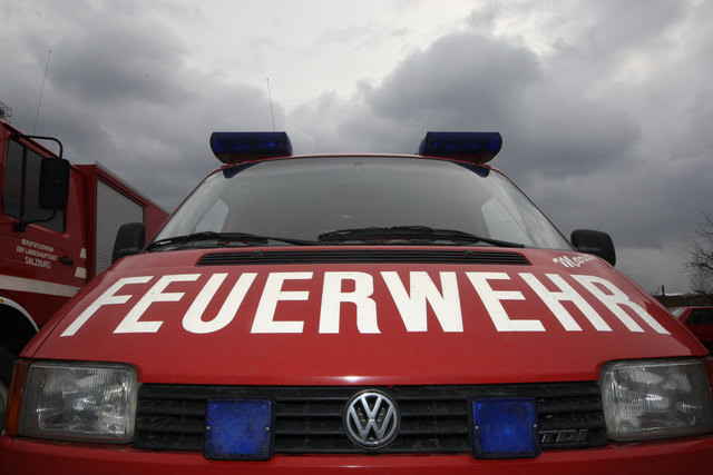 Feature Feuerwehr, Feuerwehrauto, dunkle Wolken, Einsatz, Unwetter,  Freiwillige Feuerwehr, BlaulichtHelfer, Einsatzorganisationen, EhrenamtFoto: Franz Neumayr   11.2.2009