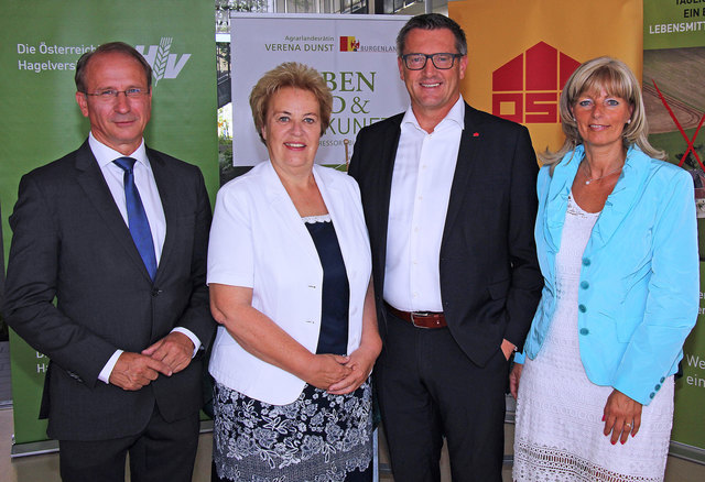 Für Dr. Kurt Weinberger, Vorstandsvorsitzender Österreichische Hagelversicherung, Agrarlandesrätin Verena Dunst, KommR Dir. Dr. Alfred Kollar, Obmann des Vorstandes der OSG, und Elisabeth Böhm, Vizebürgermeisterin der Stadtgemeinde Neusiedl am See, stehen der schonende Umgang und die kluge Nutzung der nicht endlos vorhandenen Ressource „Boden“ im Vordergrund