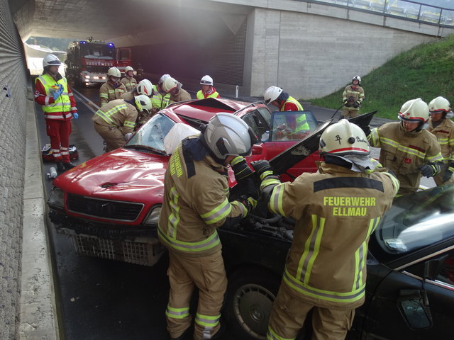 Am Einsatzort ist das gute Zusammenspiel von Rettung und Feuerwehr unentbehrlich. | Foto: Moser