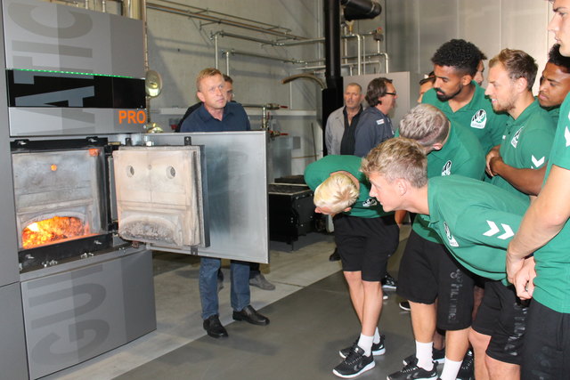 Die Fußballer bekamen durch die Betriebsführung Einblicke in die Produktion von Heizanlagen und Wärmepumpen.