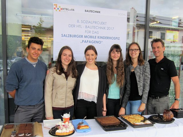 Am Verkaufs- und Infostand in Thalgau: HTL-Schulsprecher Fabian Mina, Anita Straßl, Sophie Stöllinger, Nicole Eibl, Franziska Klein, Hans Peter Enzesberger. | Foto: HTL-Salzburg