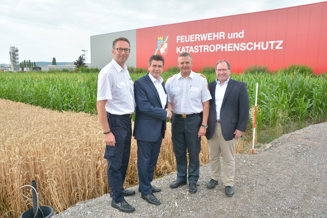 Martin Boyer (Büroleiter LFK), Peter Eisenschenk (Bürgermeister), Dietmar Fahrafellner (Landesfeuerwehr-Kdt.), Harald Schinnerl (Vize-Bgm.) | Foto: Stadt Tulln