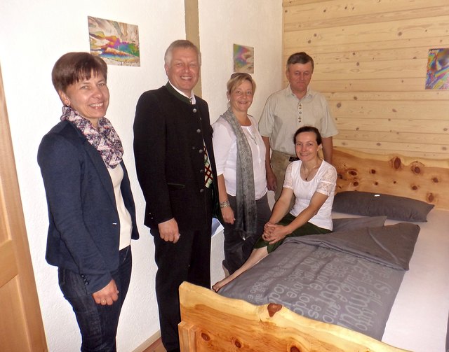 Erika Glinsner, Vorsitzende des Bäuerinnenbeirates; Rainer Kletzmair, Urlaub am Bauernhof-Stv., Elisabeth Schmeißl, UaB Obfrau; Anni und Franz Schmeißl, die Betriebsführer (von links) | Foto: LK OÖ