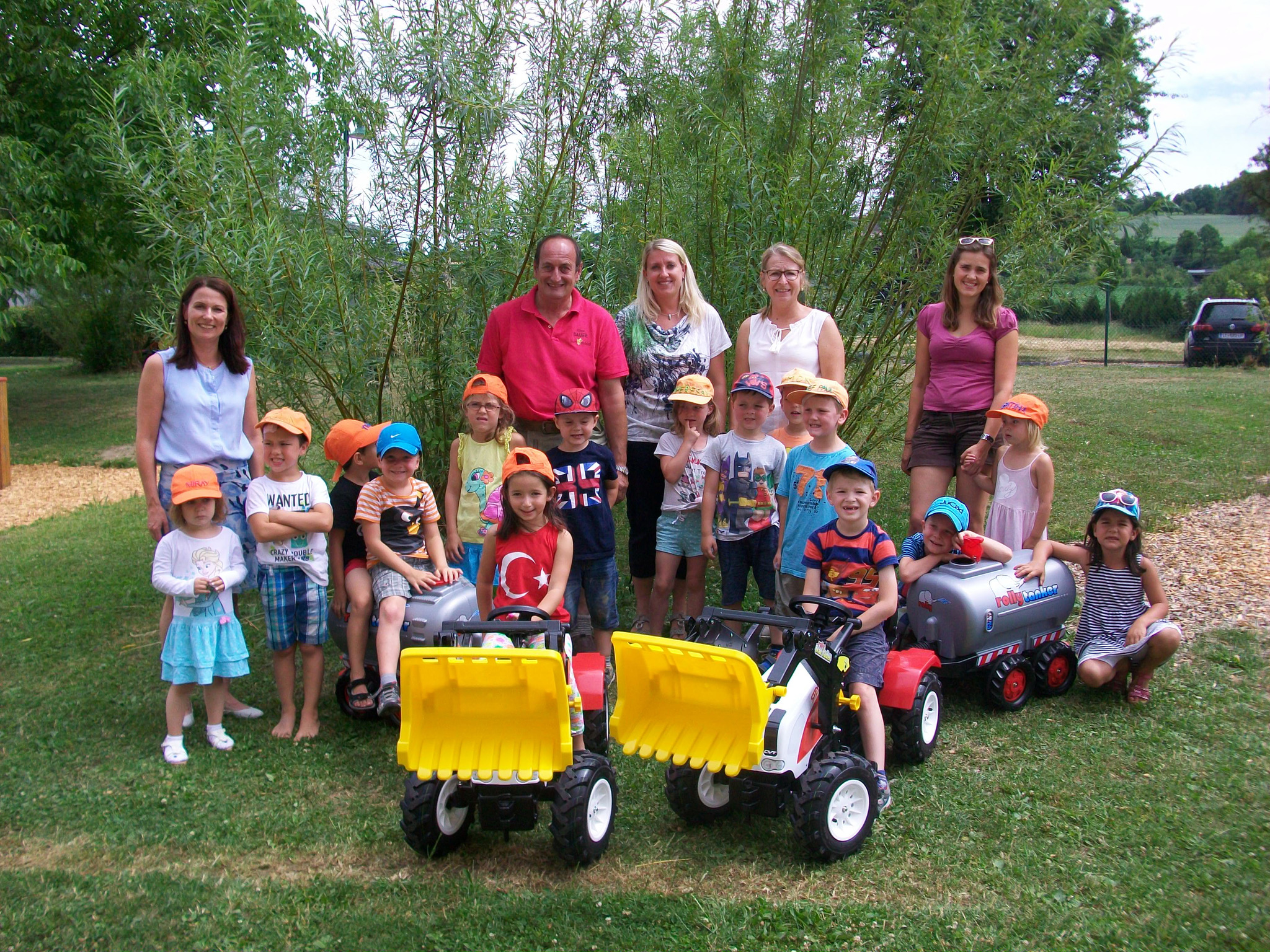 Neue Traktoren für den Pichler Kindergarten - Wels & Wels Land