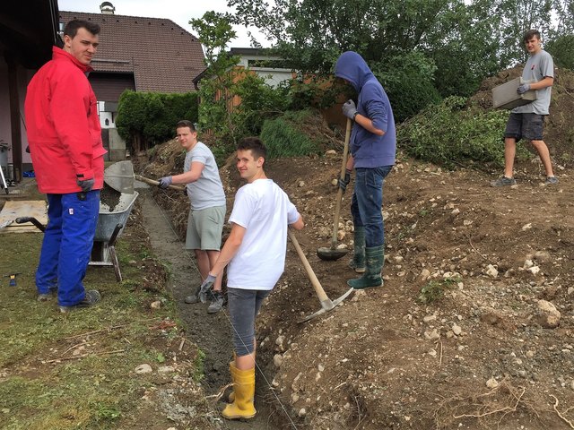 Bei der Errichtung einer Gartenmauer mit Schülern der 4BHBTH: Marco Aigner, Daniel Ausweger, Patrick Widlroither und Constatin Thaier. | Foto: HTL-Salzburg
