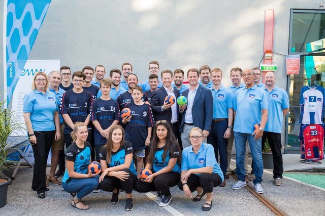 Die Handballer des AHC Wels standen beim „Fest für Freude“ im Mittelpunkt, sehr zur Freude der Vorstände Wolfgang Nöstlinger und Florian Niedersüß (Mitte). Die eww Gruppe fördert die jungen Sportler seit vielen Jahren. | Foto: dualpixel.at