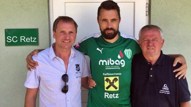 SC Retz-Obmann Helmut Bergmann und sportlicher Leiter Werner Mischling begrüßten Michal Ordos.                                           Foto: Markus Kahrer