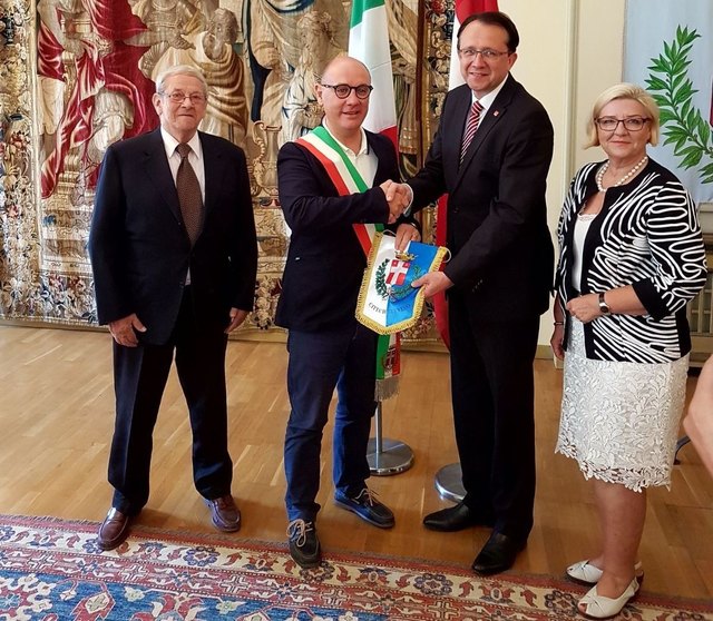 Dolmetscher Mario Molina, Vizebürgermeister Roberto Grigletto, Bürgermeister Matthias Stadler und Martina Amler im Rathaus von Treviso. | Foto: privat