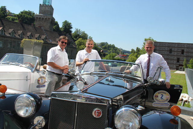 Oldtimer mitten in Waidhofen: Das freut Johann Galbavy, Peter Engelbrechtsmüller und Andreas Hanger.