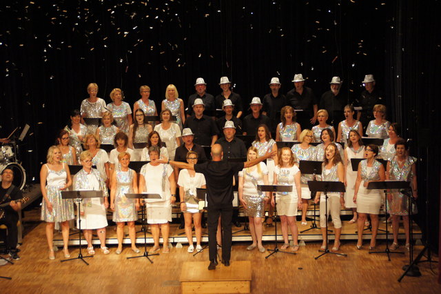 Das Alkovner Vokal Ensemble feierte sein 25-jähriges Jubiläum mit dem neuen Programm "ZEITLOS". Abwechslungsreiche Chormusik und eine erstklassige Band begeisterten das Publikum im Kulturtreff Alkoven. Im Zuge des Chorkonzertes wurde Richard Pöcksteiner das Goldene Verdienstzeichen für seine langjährige Tätigkeit als Chorleiter dabei verliehen. | Foto: Martina Hofinger