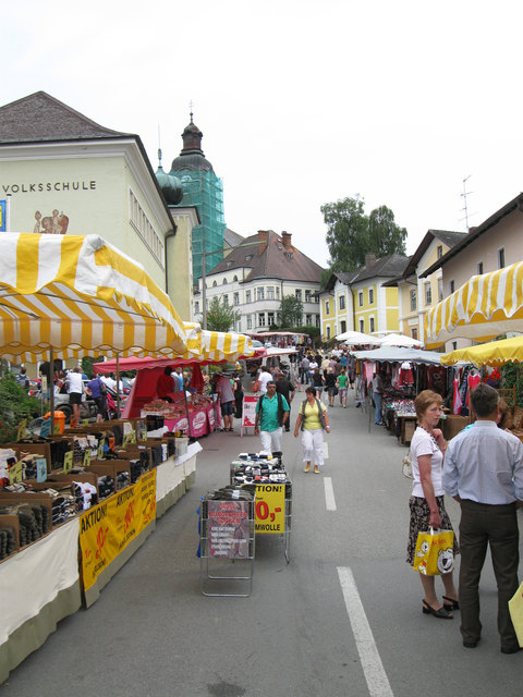 Beim Standlmarkt können sich die Besucher mit Pielzeug, Kleidung, Süßwaren und vielem mehr eindecken.