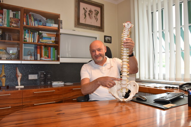 Orthopäde Werner Kanovsky hat immer mehr jugendliche Patienten mit Bandscheibenvorfällen | Foto: Polzer
