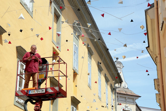 Wolfgang Grossl installierte sein Kunstwerk "Drachenschuppen/Tetraeder-Lichtreflexion" in der Wiener Gasse am Sonntag