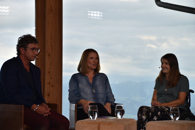 Schauspieler Hans Sigl, Moderatorin Barbara Stöckl und die Künstlerin Tina Hötzendorfer beim 17. "Gipfel-Sieg" auf dem Hartkaiser in Ellmau.