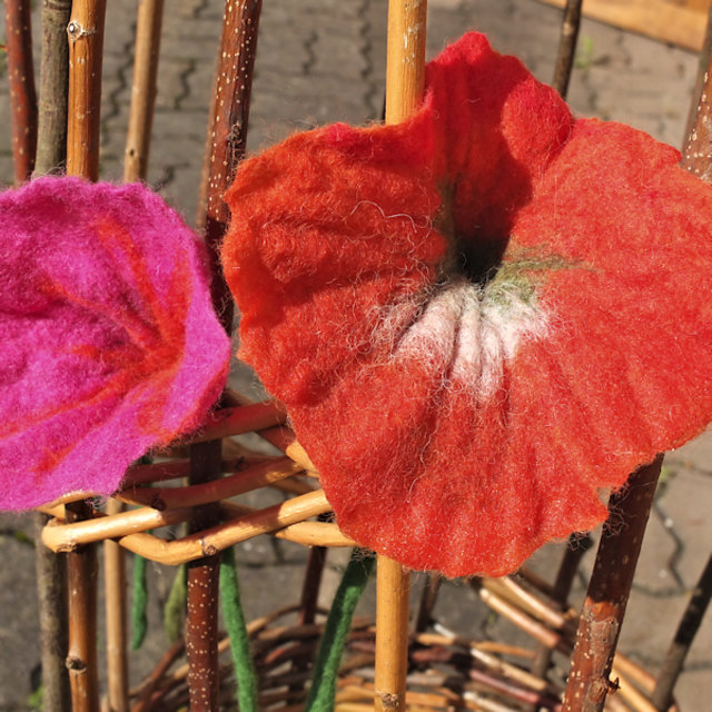 Unser legendären Filzblumen sind bei Veranstaltungen immer mit dabei. In den Wintermonaten, wenn wenig am Acker zu tun ist, werden einige Erdlinge für einen Nachmittag zu Filzlingen.