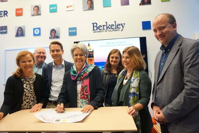 Wirtschaftslandesrätin Petra Bohuslav (mitte) mit einer Wirtschaftsdelegation an der Elite-Uni in Berkeley (USA). Niederösterreich soll die Chancen der Digitalisierung nutzen.