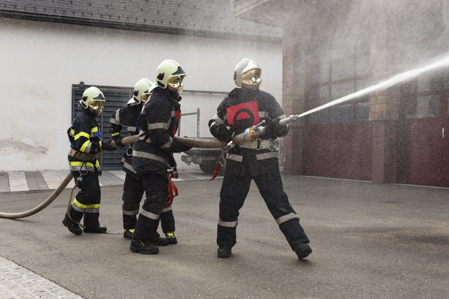 Die Prüflinge mussten verschiedene Brände möglichst schnell unter Kontrolle bringen. | Foto: Stefan Riemelmoser/BFV-Leoben