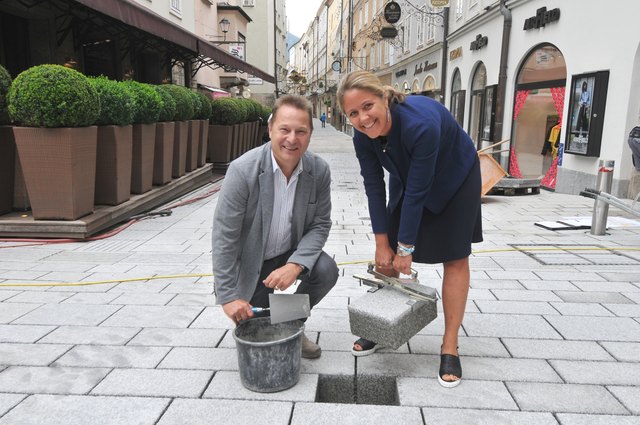 Stadträtin Barbara Unterkofler setzte selbst den letzten Stein in die Gasse, Rupert Kübler, Projektkoordinator Infrastruktur-Erneuerung, "assistierte". | Foto: Stadt Salzburg