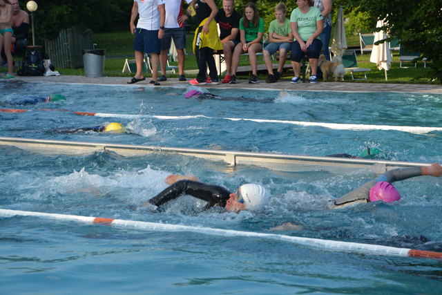 Da brodelte das Wasser: 30 Einzelstarter gingen bei der Weltmeisterschaft im Triple Ultra Triathlon in Bad Blumau an den Start.