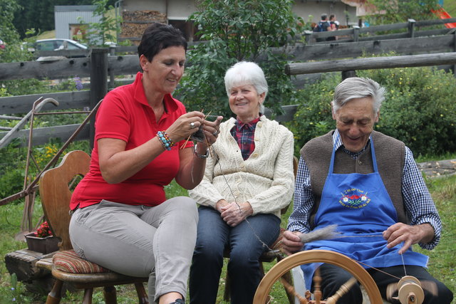 Moderatorin Waltraud Kiechl bewies Talent an den Stricknadeln und staunte über die uralte Handwerks-Traditionen im Mühlendorf.