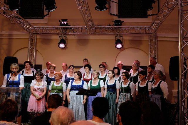 Die Mitglieder des Sängerbundes Neustift feierten ihren Chorleiter Franz Daurer beim Sommerkonzert im Töpperschloss Neubruck. | Foto: Sängerbund Neustift