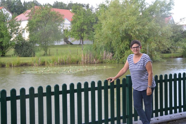 Sabine Nothnagel beim Teich in Neustift bei Schlaining.