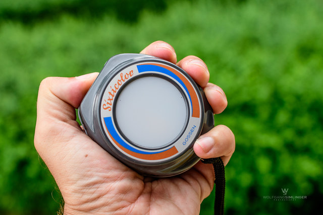 Beim Gossen Sixticolor handelt es sich um keinen Belichtungsmesser, sondern um ein Messgerät für die Farbtemperatur. Man hält den Sixticolor mit der Mattscheibe ins Licht und drückt den Knopf an der Oberseite.