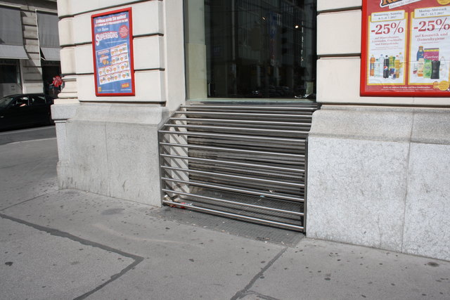 Nach drei Jahren gibt’s auch beim Supermarkt am Rilkeplatz wieder ein Gitter.