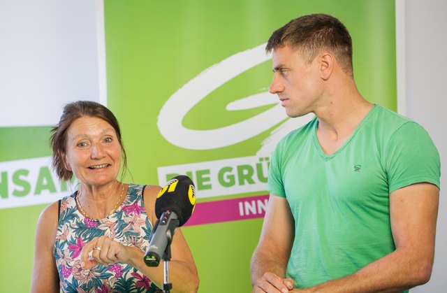 Uschi Schwarzl und Gebi Mair präsentierten den umfangreichen Fragenkatalog, welcher an das ÖOC übermittelt wurde. | Foto: Grüne