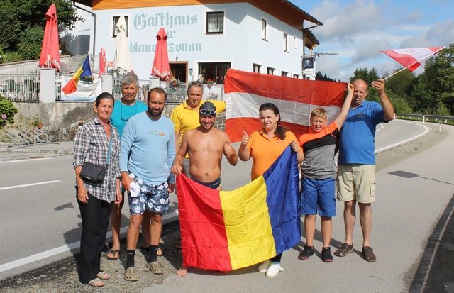 Schwimmer Avram Iancu mit Peter (1.v.r.) und Madalina (3.v.r.) Schlager vor deren Gasthaus an der Schlögener Schlinge | Foto: Walter Humer