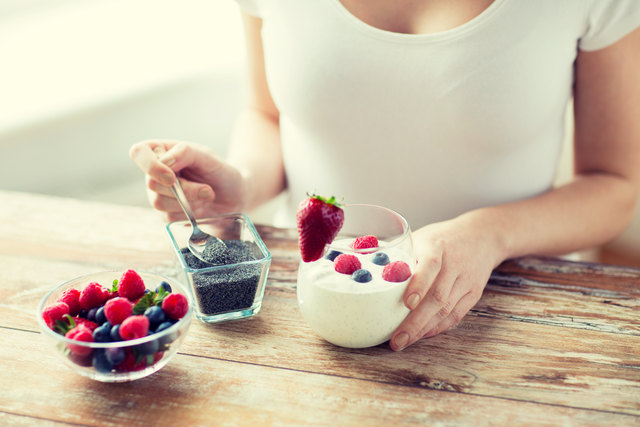 Im Joghurt tun sich Chia-Samen besonders gut. | Foto: Syda Productions / Fotolia.com