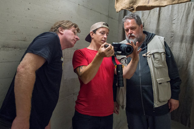 Qualitätskontrolle: Hannes Leitgeb, Fotograf Jesse Kent, Gino Sgreva (v.l.n.r.) | Foto: AVG-Filmproduktion